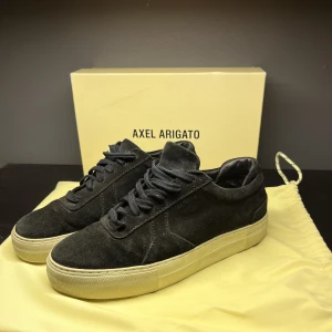 Arogato - Riktigt feta arigatos💫 fint skick utom att ena sulan lossnat lite vid hälen,väldigt lätt att laga🍁 Box och dustbag tillkommer🌟  Skriv vid fler frågor eller funderingar💫⚡️