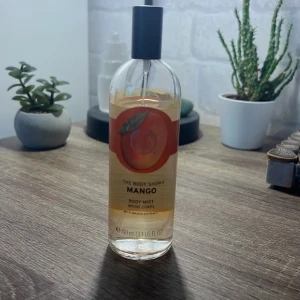 The body shop  - The body shop body mist mango. Använd några gånger. Nypris 145kr 