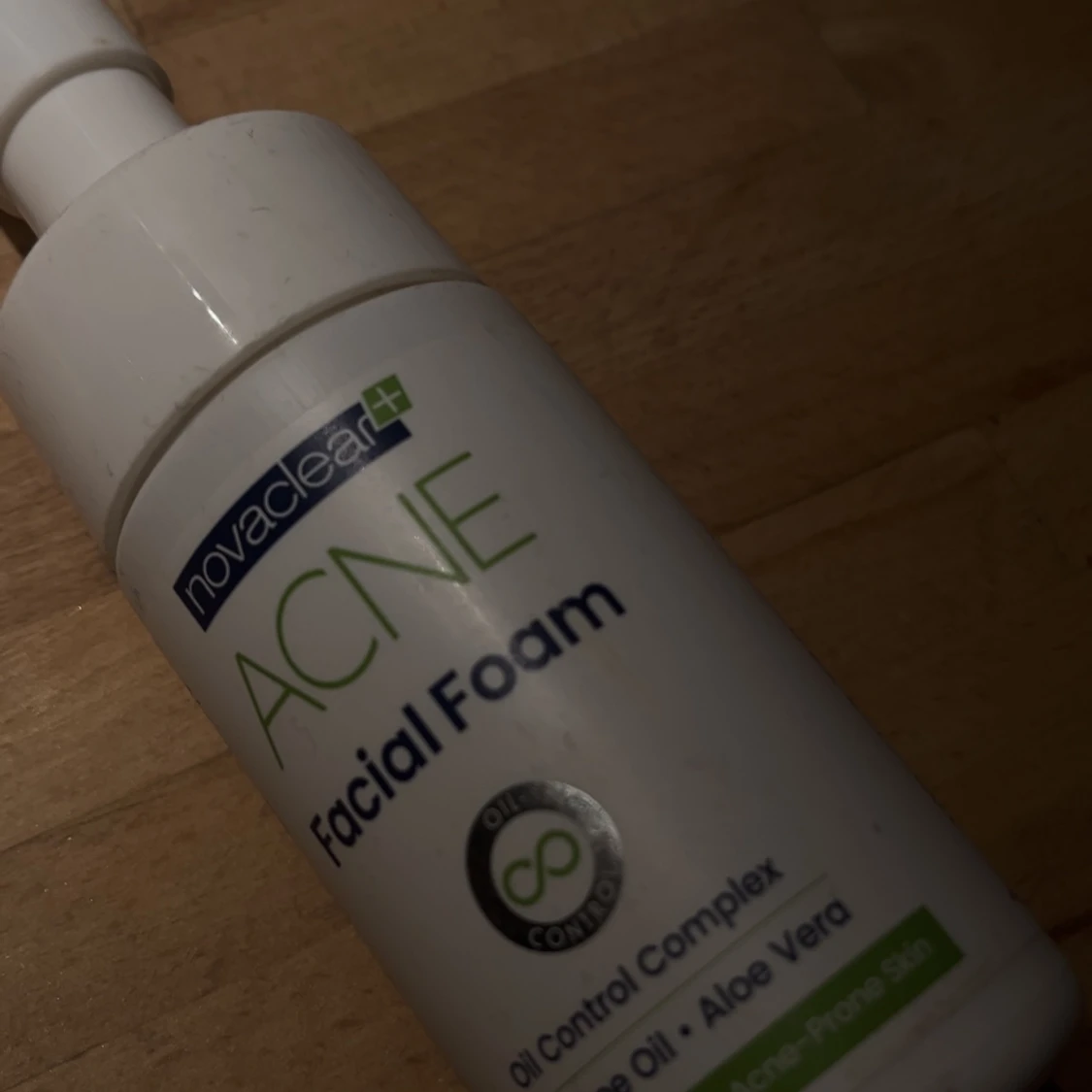 Acne cleanser med speciellt skaft