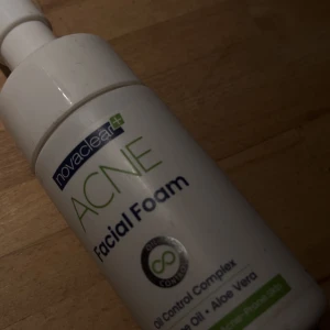 Acne cleanser med speciellt skaft - Ungefär hälften är kvar alltså ganska mycket. 