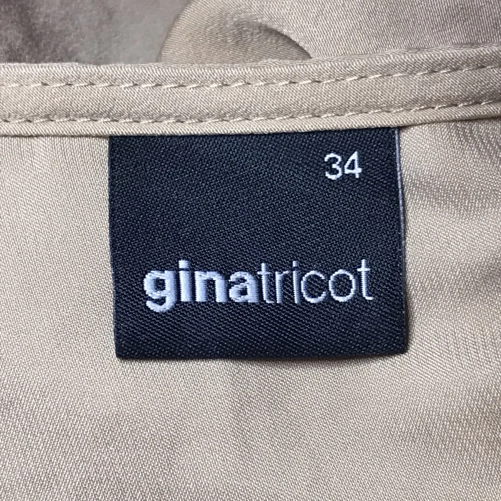 En super fin blus från Gina tricot säljer pga av inte användning inget fel på den alls , öppen i ryggen Kontakta vid intresse💋💕pris kan diskuteras . Blusar.