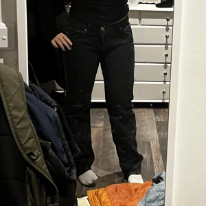 Lågmidjade raka jeans - Lågmidjade jeans från junkyard i strl M Använda max 5 gånger så i nyskick skulle jag säga.  Jag är 162 och dem passar bra i längd på mig. Köparen står för frakten