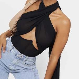 Body - Säljer denna fina bodyn från plt. Endast använd en ggn. 