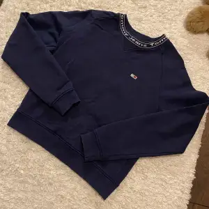 Knappt använd marinblå sweatshirt från Tommy Hilfiger, storlek xs dam Nypris 1200kr Mycket fint skick, utan defekter