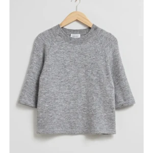 stickad t-shirt - säljer denna fina stickade t-shirten i alpacka ull från & other stories, som endast är använd 1 gång. köpt för 690kr och den är helt slutsåld på hemsidan 🫶🏻🫶🏻