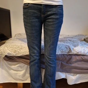 Mörkblå jeans  - Ett par lågmidjade nörkblå bootcut jeans i storlek 36 💞