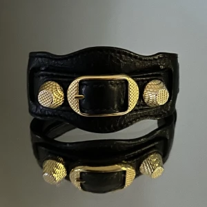 Balenciaga armband - Säljer nu mitt superfina balenciaga armband, finns inga synliga tecken på användning då jag knappt har använt armbandet ❤️❤️