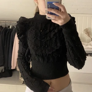 Zara topp - Säljer nu denna helt oanvända zara toppen, som är perfekt nu till hösten/vintern, inga fläckar eller hål🤍stolek s men passar även xs då jag har båda, hör av er för mer bilder osv🤍priset kan såklart diskuteras❣️❣️