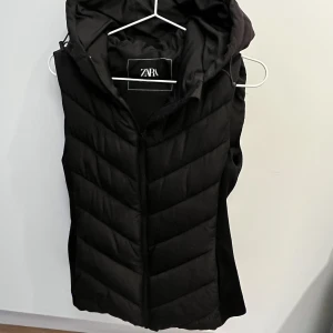 Zara väst - Säljer min Zara väst då den ej kommer till användning. Tidigare använt 2 gånger. Köpt sommar 2023. I storlek S. Pris kan diskuteras