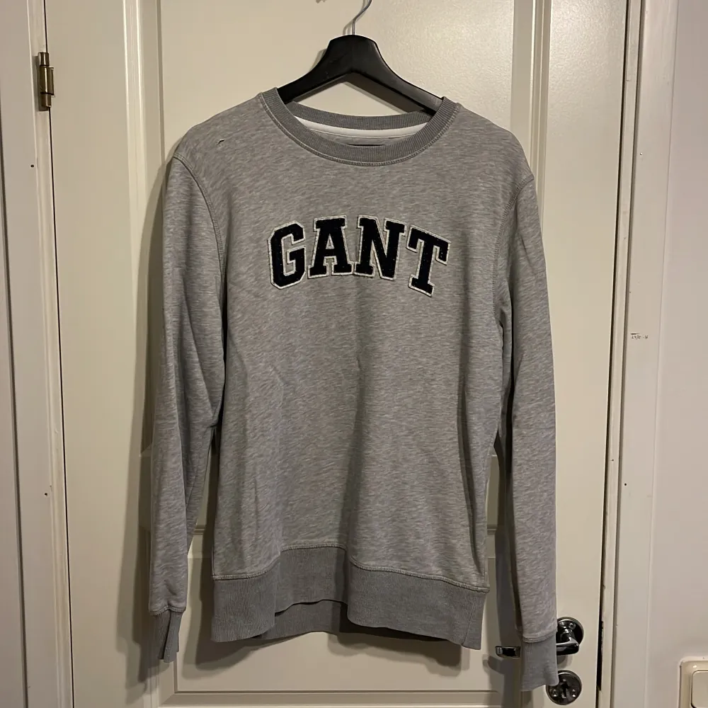 Gant Sweatshirt | Storlek M | Skick 8/10 | Liten flaw | Pris kan alltid diskuteras | . Tröjor & Koftor.