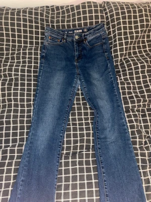 Fina blåa bootcut jeans - Fina blåa bootcut jeans i bra skick