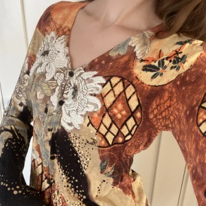 Söt kofta - Jättesöt kofta med broderi tryck och mönster, jättefint skick knappt använd. Märket är Taust och storlek 42, men passar mer som M 