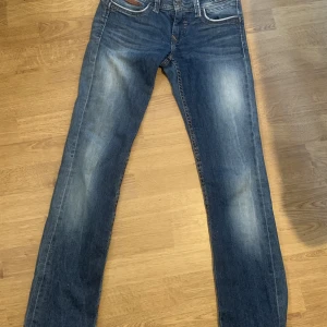 Skitsnygga lågmidjade bootcutjeans - Jätte snygga lågmidjade bootcut jeans. Inte super mycket använda, ca 5-10 gånger. Fint skick! 