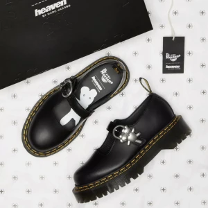Dr. Martens x Heaven by Marc Jacobs - Helt nya och oanvända med tags i box. Stl EU 38 (UK 5). Supergulliga Mary-Jane skor med teddybjörnar på spännena! Slutsålda överallt och går ej att få tag på längre.