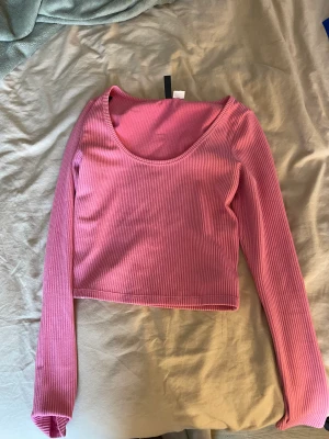 rosa topp - en rosa långärmad tröja, använd fåtal gånger och inga defekter. som ny i princip. 🩷