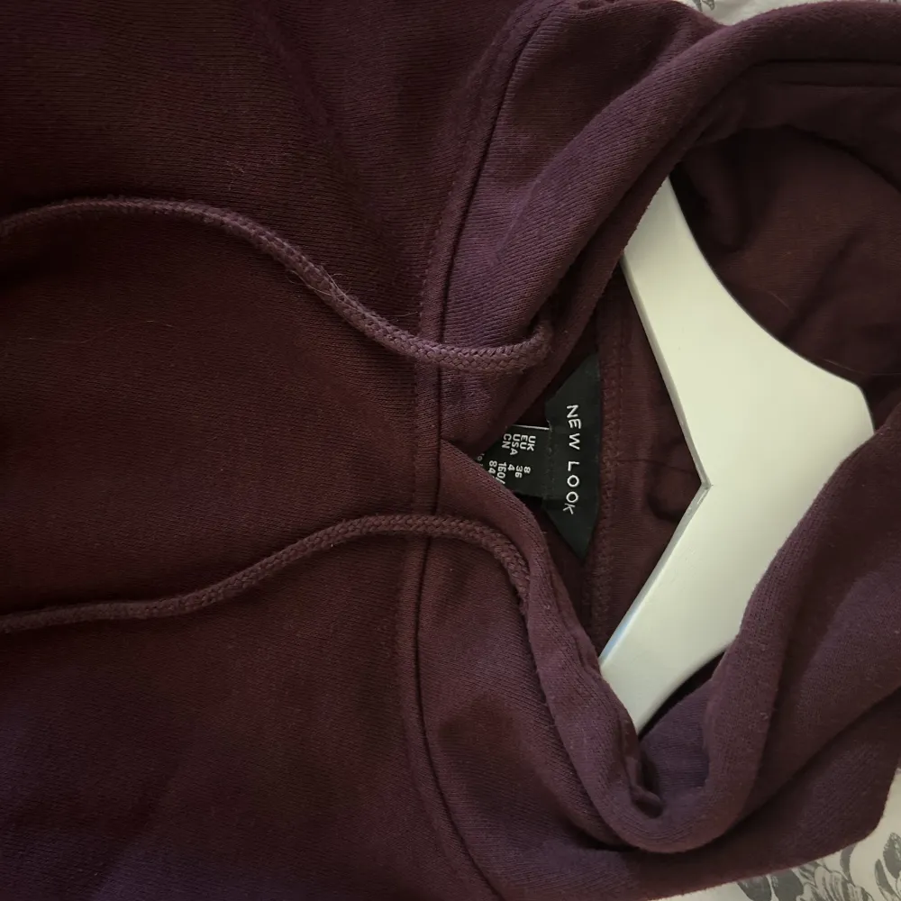 Vinröd hoodie från New Look, storlek 36, knappt använd💗 frakt ingår ej . Hoodies.