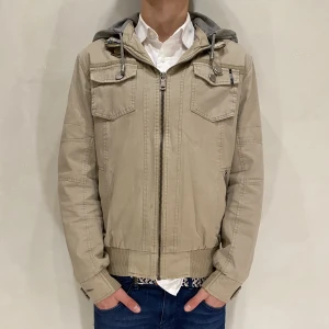 Safari Jacka Bolf & Vogue  - Hej! Säljer nu min jacka från Bolf & Vogue i storlek M, fint skick. Inbyggd luva. Tveka inte på att höra av dig om du har frågor eller funderingar kring varan!