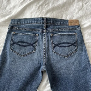 Lågmidjade Vintage jeans - Vintage jeans från abercrombie, stl w26, suuuper snygga😻 Innerben 80cm och midja 78 cm ❤️ hör gärna av er om ni har frågor eller liknande💗 Pris går att diskutera vid snabb affär 💗