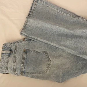Hm jeans - Ett par jeans från hm som är använda men helt fel fria, säljes pågrund av att jag köpt massa andra och dom kommer alltså inte längre till användning/ jag är 1,67 och dom är längre💗💗
