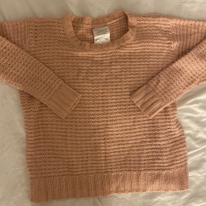 Stickad tröja  - Säljer min stickade tröja, vet inte riktigt vad märket heter! Det är en M men passar som S/XS! Använd men bra skick! Kan mötas upp i Jönköping eller frakta, köparen står för frakten💕