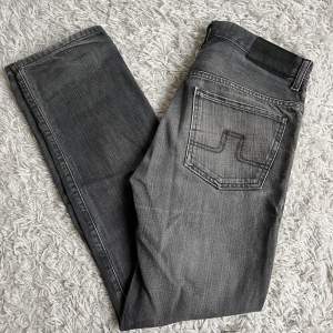 Säljer dessa grymt snygga och grischiga jeans i en mörkgrå färg. De är i ett mycket fint skick. Hör av dig vid frågor eller funderingar!