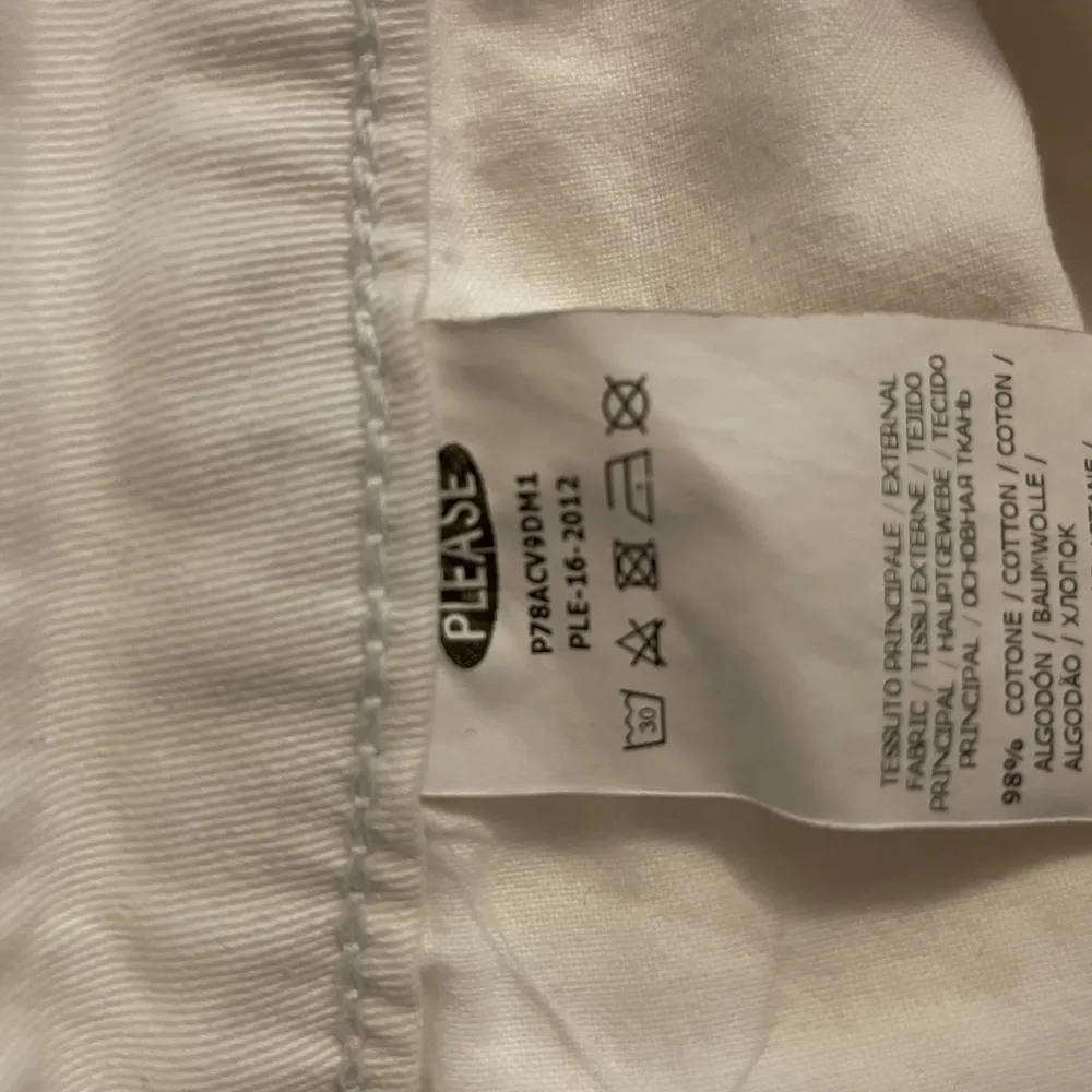 Jeans från Please.  Storlek: M Material: Bomull, elastin Använd, men utan anmärkning.. Jeans & Byxor.