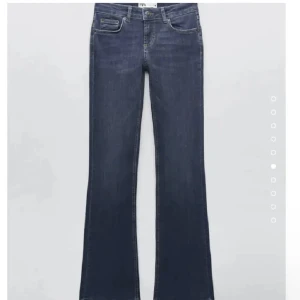 Low waist zara jeans  - Bra i längden på mig som är 174 då jag har sprättat upp dom nere ❤️