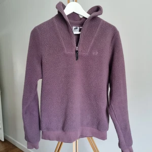 Lila tjock fleece  - Lila fleece från hangten. Varm och skön men är lite för liten, använd några gånger. Köpt från stadium.