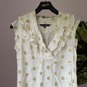 Söt blus French Connection  - Fint skick! Storlek 10, skulle säga 36-38 eller S-M. Fin under kavaj! 