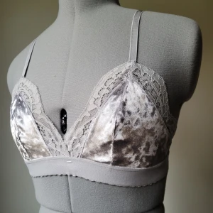 Silvrig sammetstopp - Silvrig bh-topp i sammet och grå spets. Mjuk och utan bygel. Endast använd en gång.