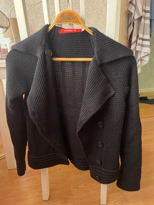 Kofta - Fint skick och går att knäppa på olika sätt. FRI FRAKT