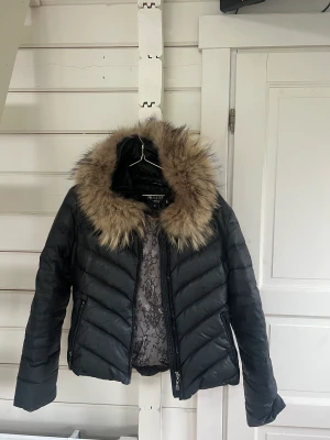 Hollies jacka - Snygg jacka från hollies, Stockholm.  Använd men fint skick. 