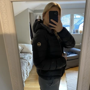 Colmar jacka  - Säljer min colmarjacka eftersom jag inte använder den längre. Hör gärna av er ifall ni är intresserade 🥰(Nypris 4495)