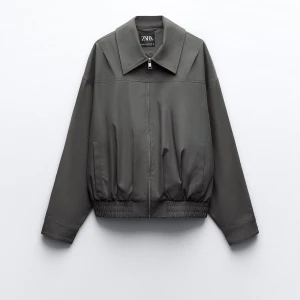 Bomberjacka  - Säljer min fina bombar jacka från Zara, helt nytt skick använd 2 gånger. Modellen har på sig storlek xs-s som jag har, så är ganska oversize. Nypris på denna är 559kr🥰