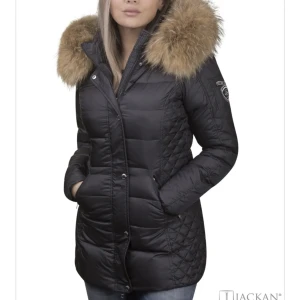 Rock and blue jacka  - säljer min rock and blue vinter jacka. Köpt för ca 3000, äkta tvättbjörns päls, använd en halv vinter och absolut inga fel på jackan förutom ett litet hål bak på jackan som man ej tänker på. pris kan diskuteras är inte omöjlig!❤️Kan även tänka mig bytten!