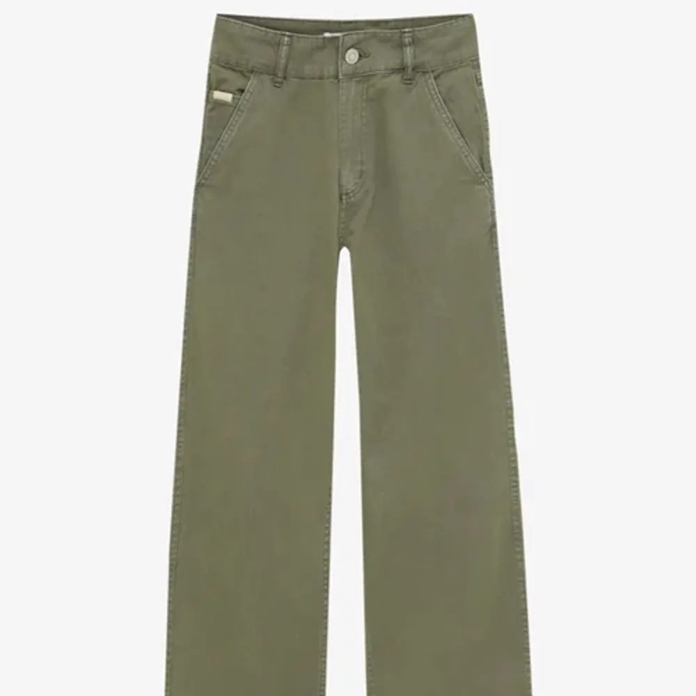 Raka jeans i militärgrön färg.  Brand: Pull&Bear  Size: 34. Jeans & Byxor.