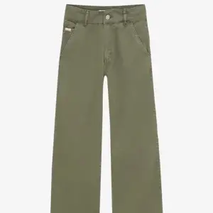 Raka jeans i militärgrön färg.  Brand: Pull&Bear  Size: 34