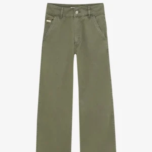 Straight Leg Jeans Army Green - Raka jeans i militärgrön färg.  Brand: Pull&Bear  Size: 34