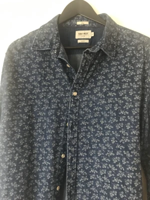 Skjorta från Brothers  - Säljer en väldigt lite använd skjorta fr Brothers, blommigt och lite tjockare i tyget (jeans tyg) går stt ha alla årstider och perfekt till höst och vinter.  Slimfit. tveka inte att skriva om mi har frågor   Köparen står för frakten 