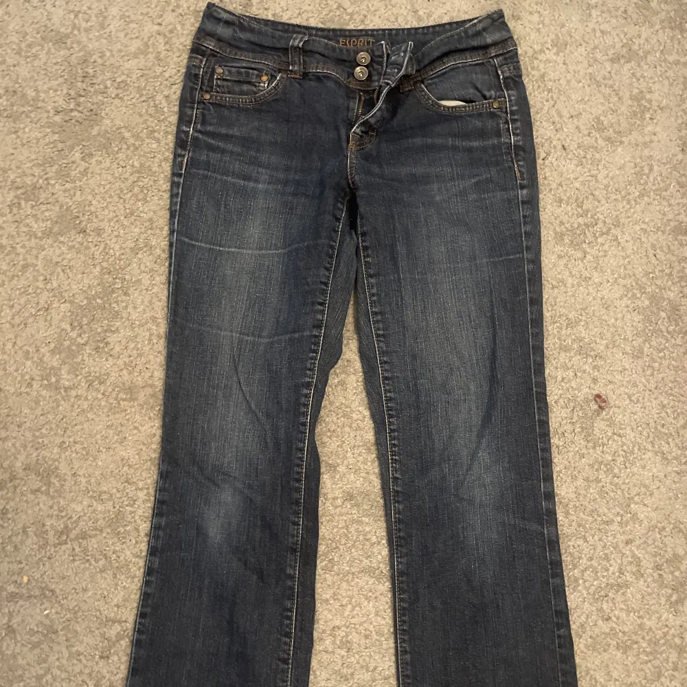 Lågmidjade mörkblå jeans från esprit, jätte snygg passform men behövde rensa ut. Jeans & Byxor.