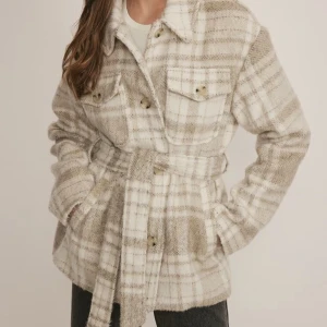 Kappa  - Säljer min kappa då jag känner att den inte kommer komma till användning. Använd 2 gånger. Storlek 34 men är lite större i storleken. 