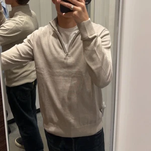 Half zip tröja - Half zip tröja från MQ (Bläck) Storlek S Bomull Skick 9/10 Nypris 699kr