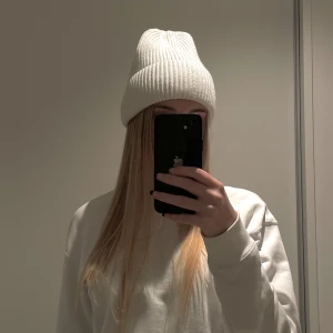 Vit mössa från Pier One - Vit ribbad mössa från Pier One, säljer då den ännu inte kommit till användning. I nyskick & väldigt bekväm 🤗