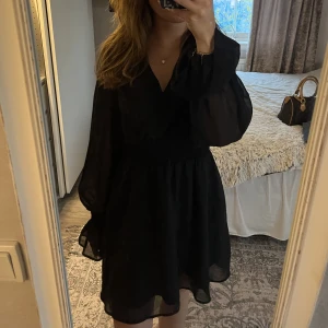 Klänning  - Super fin festklänning med volanger💘 