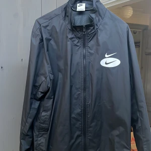 Nike jacka - En tunn och bra höst/vår jacka! Väldigt bra skick och använd Max 5 gånger.