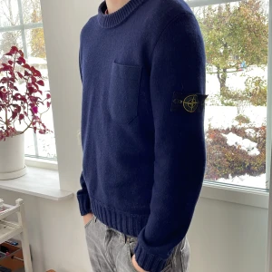 Stone island knitwear  - Sjukt fet stone knit i bra vintageskick! Size M sitter snyggt på! Använd men grymt skick fortfarande! Finns taggar kan skicka privat!