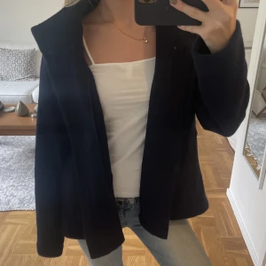 Kort ullkappa  - Jättensygg marinblå kort ullkappa/jacka från Woolovers. Storlek M🫶🏽 100% ull