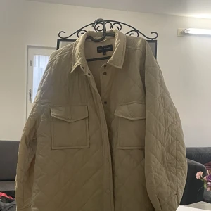 Jacka - Jag säljer min fina jacka från kappahl då den inte kommer till användning mer för flera bilder skicka privat