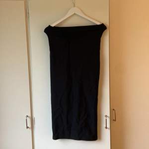 Svart kjol från NAKD med lite scrunch fram. Använd en gång. Köparen står för eventuell frakt.