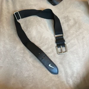 Nike bälte vintage justerbart - Nike bälte som är justerbart så den passar allt och alla. 9/10 cond
